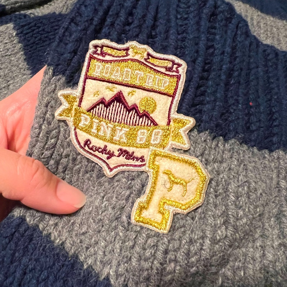 Victoria’s Secret PINK Extra Long Red and Grey scarf with pockets at both ends - Picture 3 of 4